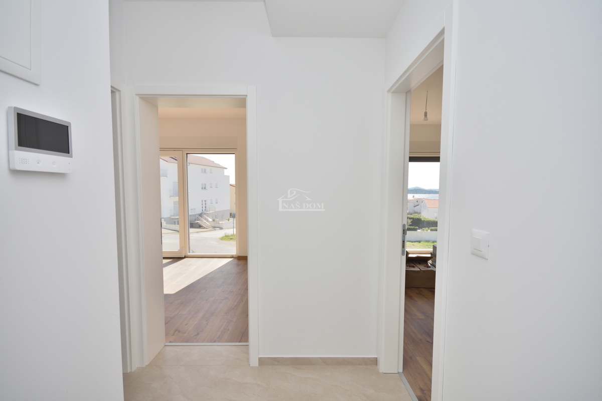 Nuova doppia casa su 3 piani, con piscina e giardino - 700 m dalla spiaggia