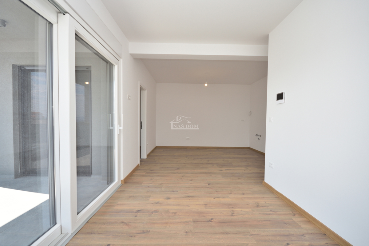 Nuova doppia casa su 3 piani, con piscina e giardino - 700 m dalla spiaggia