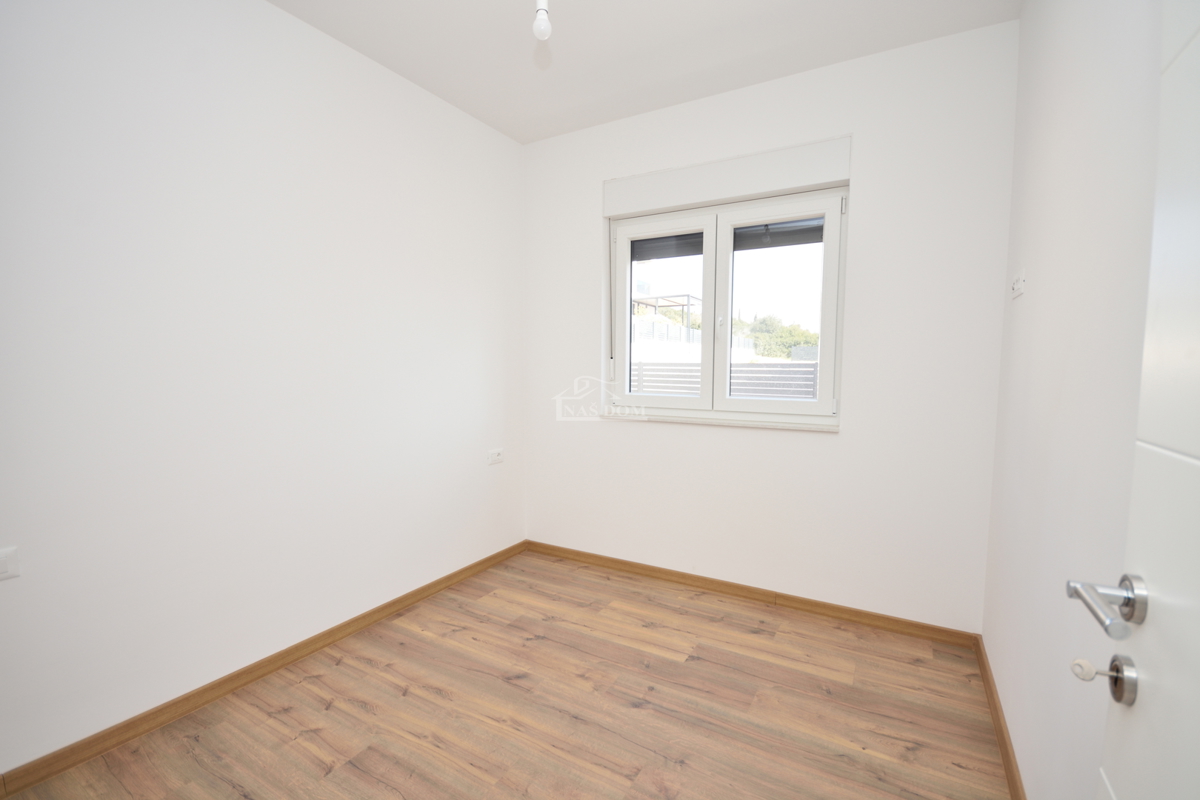 Nuova doppia casa su 3 piani, con piscina e giardino - 700 m dalla spiaggia