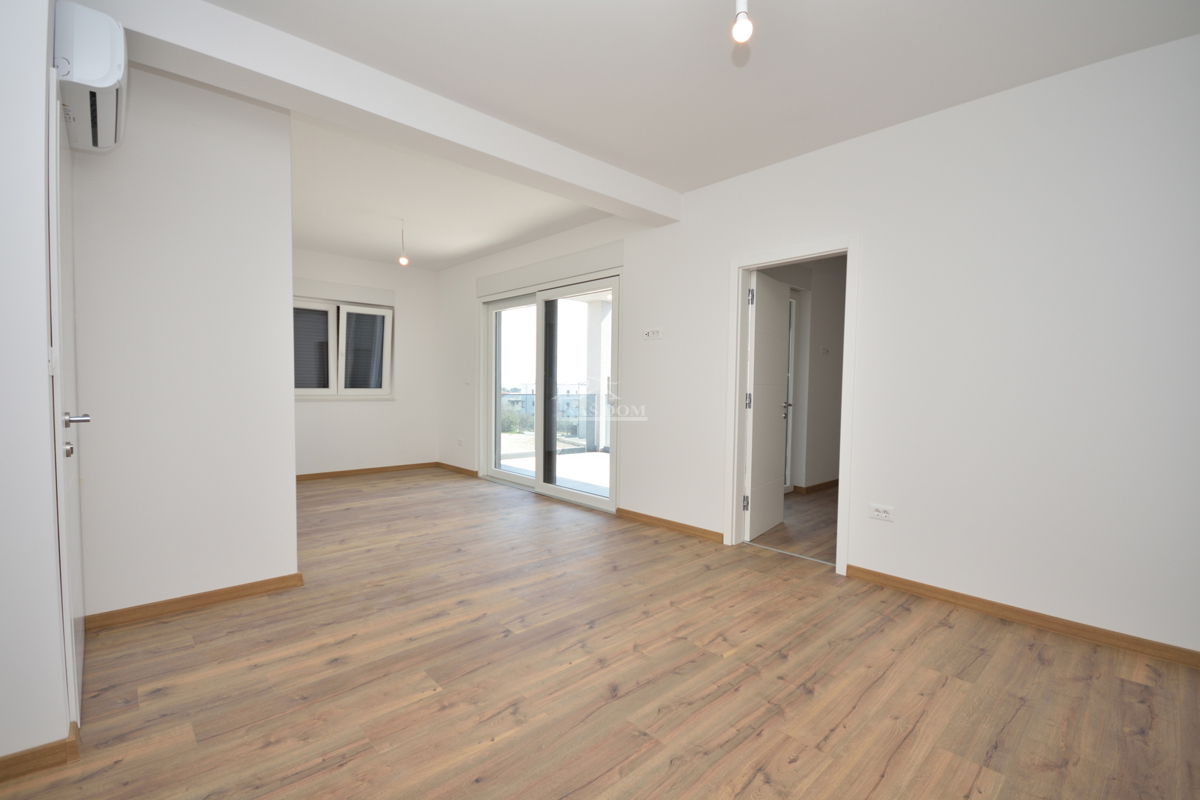 Nuova doppia casa su 3 piani, con piscina e giardino - 700 m dalla spiaggia