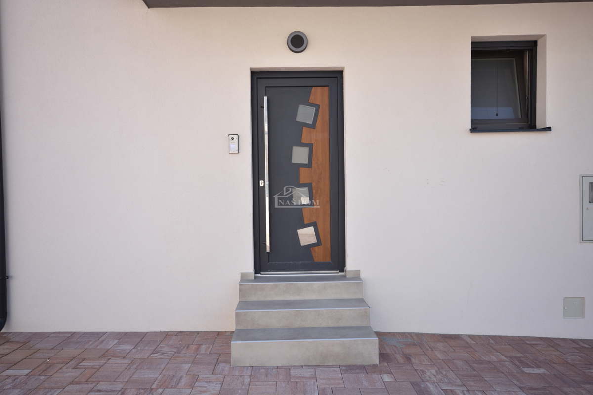 Nuova doppia casa su 3 piani, con piscina e giardino - 700 m dalla spiaggia