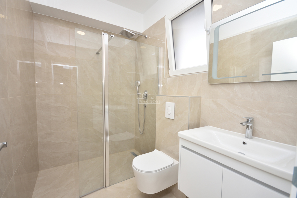 Nuova doppia casa su 3 piani, con piscina e giardino - 700 m dalla spiaggia