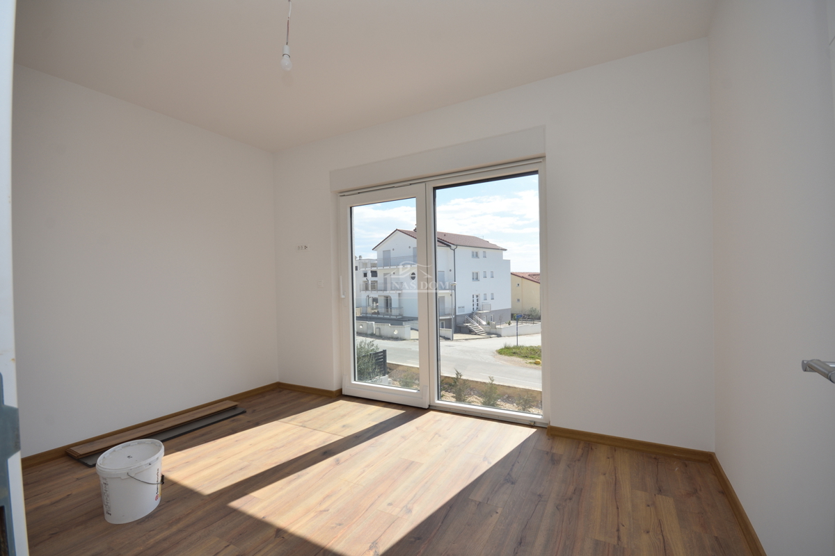 Nuova doppia casa su 3 piani, con piscina e giardino - 700 m dalla spiaggia