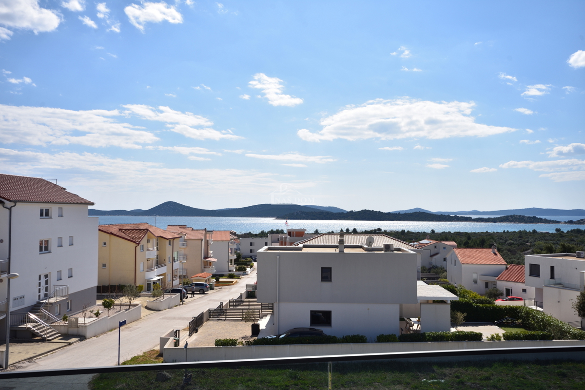 Nuova doppia casa su 3 piani, con piscina e giardino - 700 m dalla spiaggia