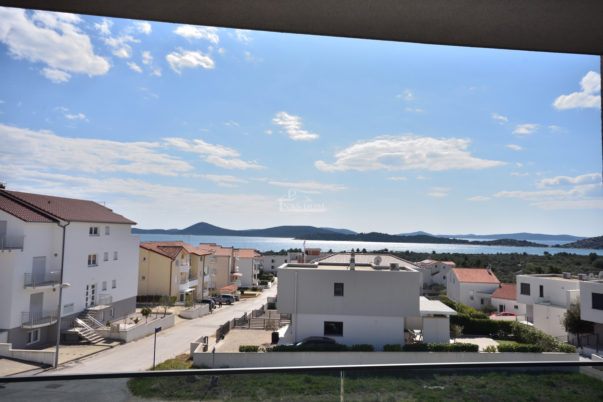 Nuova doppia casa su 3 piani, con piscina e giardino - 700 m dalla spiaggia