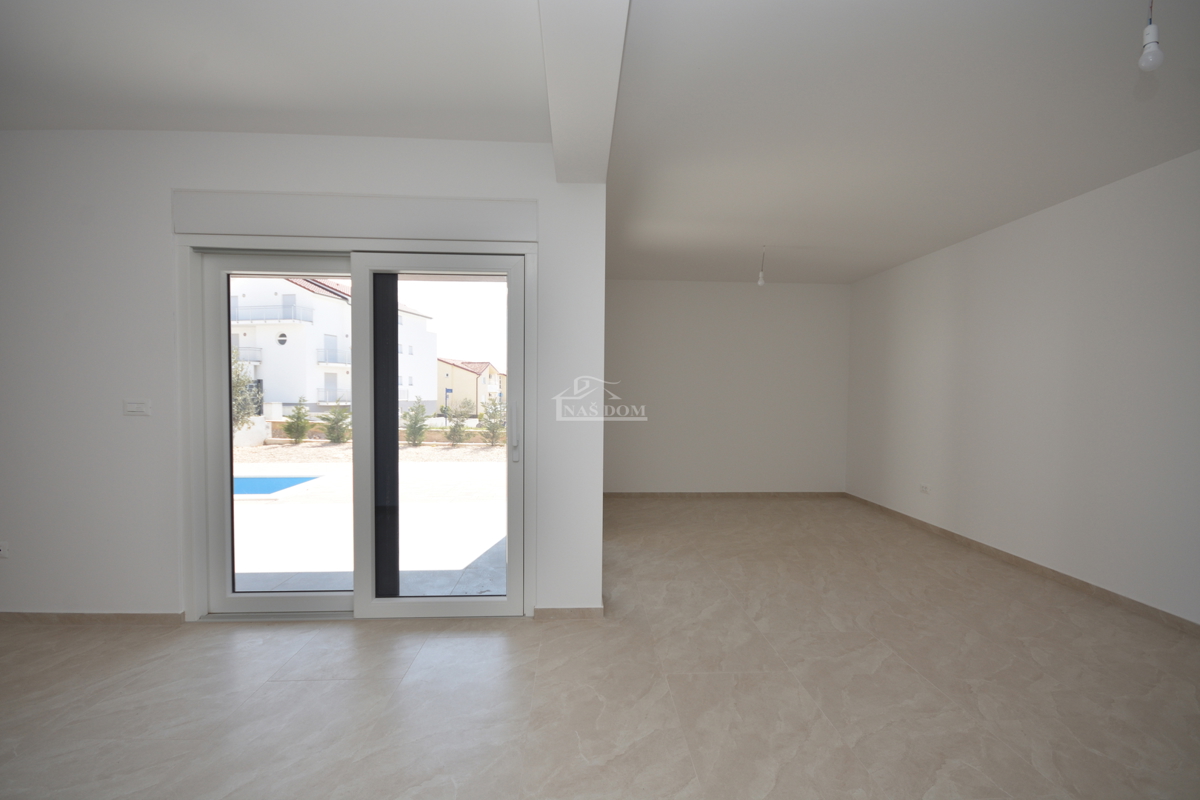 Nuova doppia casa su 3 piani, con piscina e giardino - 700 m dalla spiaggia