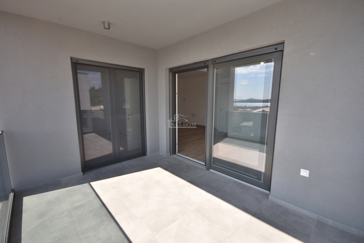 Nuova doppia casa su 3 piani, con piscina e giardino - 700 m dalla spiaggia