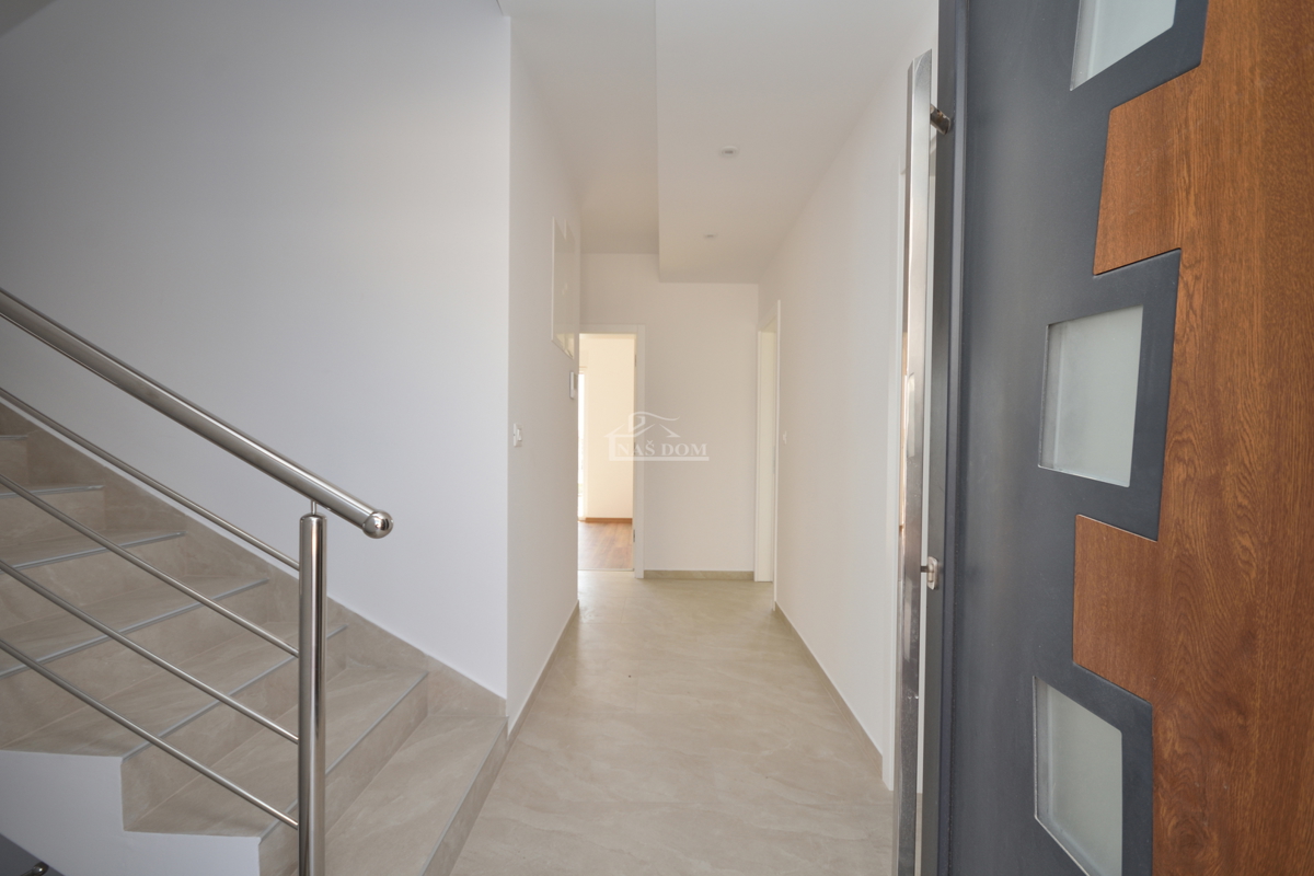 Nuova doppia casa su 3 piani, con piscina e giardino - 700 m dalla spiaggia