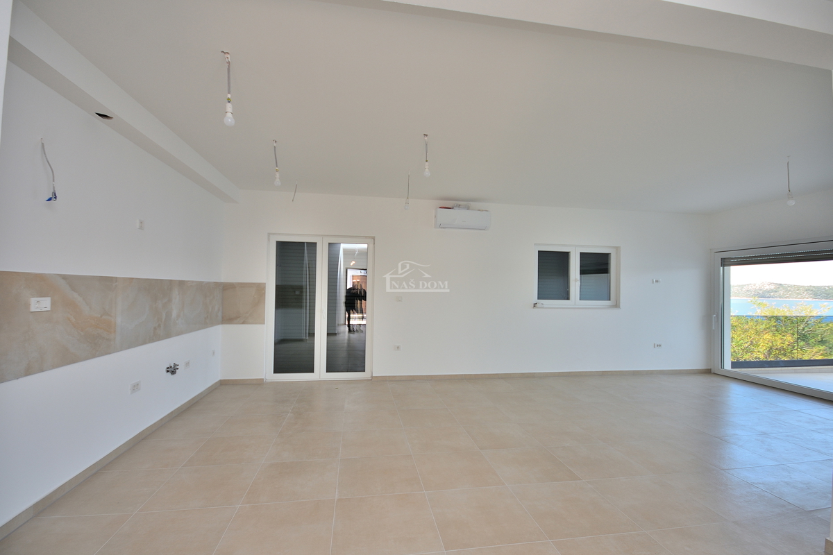 Primošten, Šparadići - Attico B4 con vista mare, a 5 m dalla spiaggia