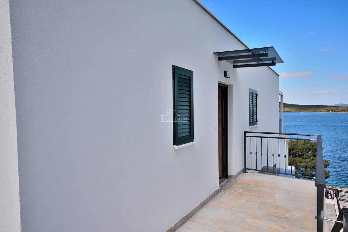 Primošten, Šparadići - Attico B4 con vista mare, a 5 m dalla spiaggia