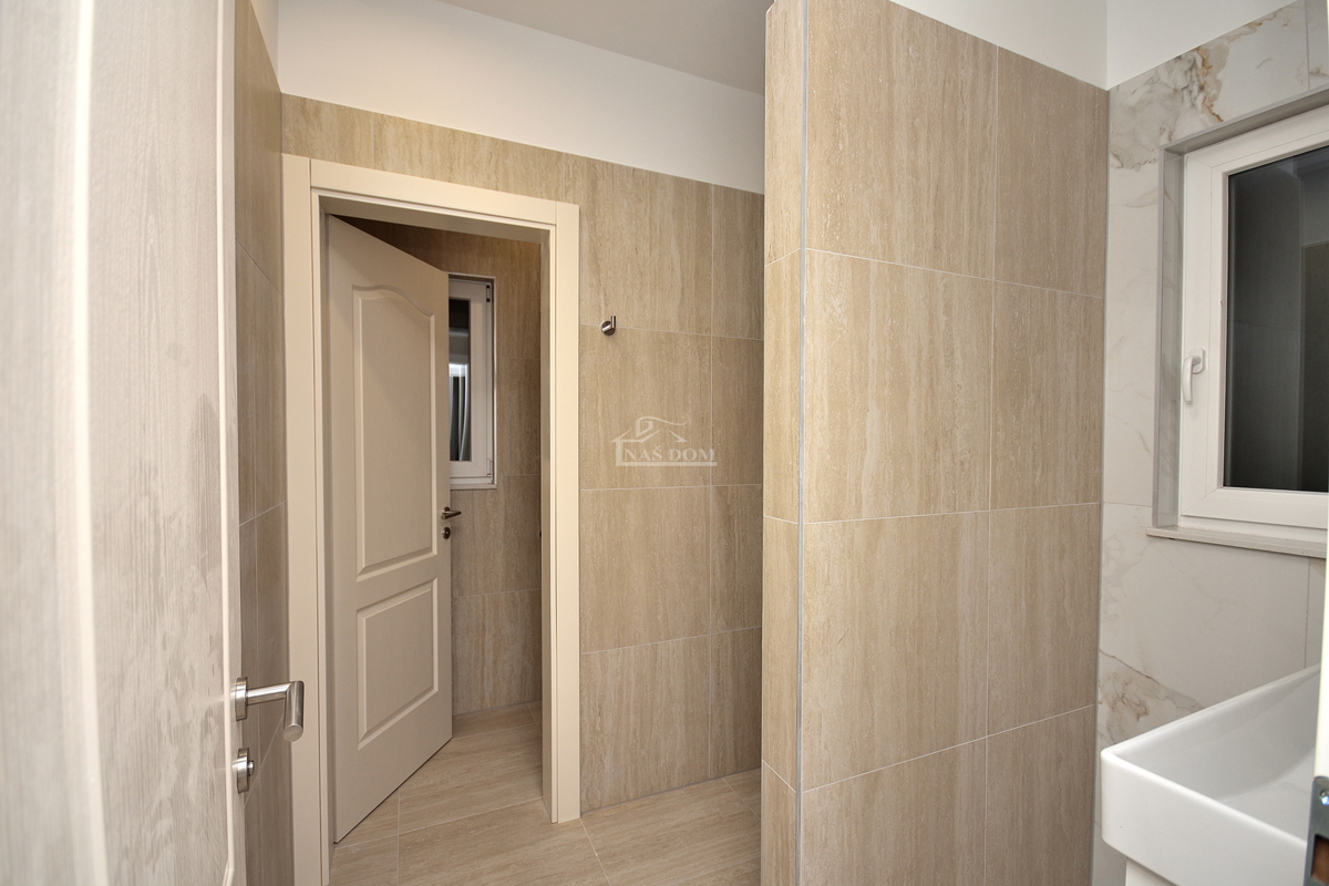 Primošten, Šparadići - Attico B4 con vista mare, a 5 m dalla spiaggia