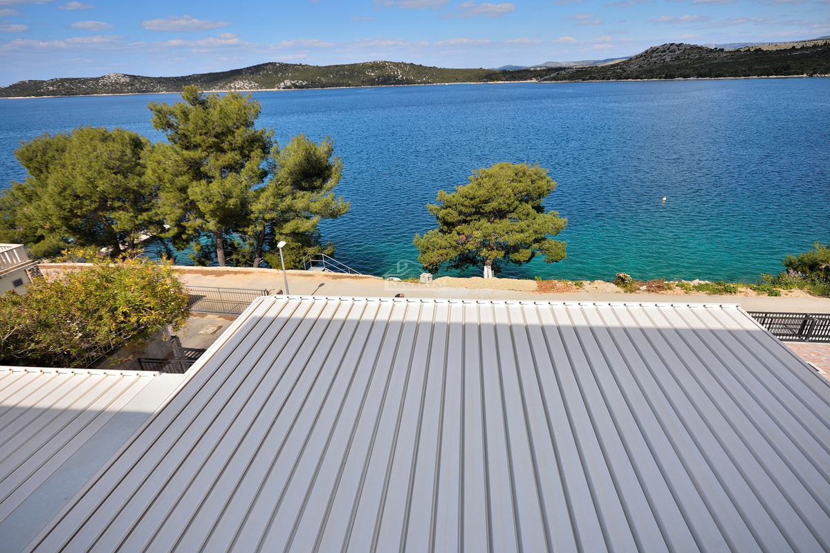 Primošten, Šparadići - Attico B4 con vista mare, a 5 m dalla spiaggia
