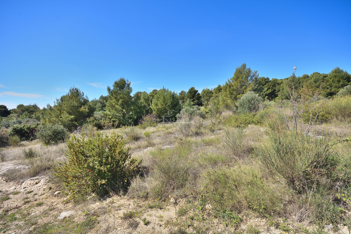 Vodice - terreno edificabile 1457 m², 800 m dalla spiaggia