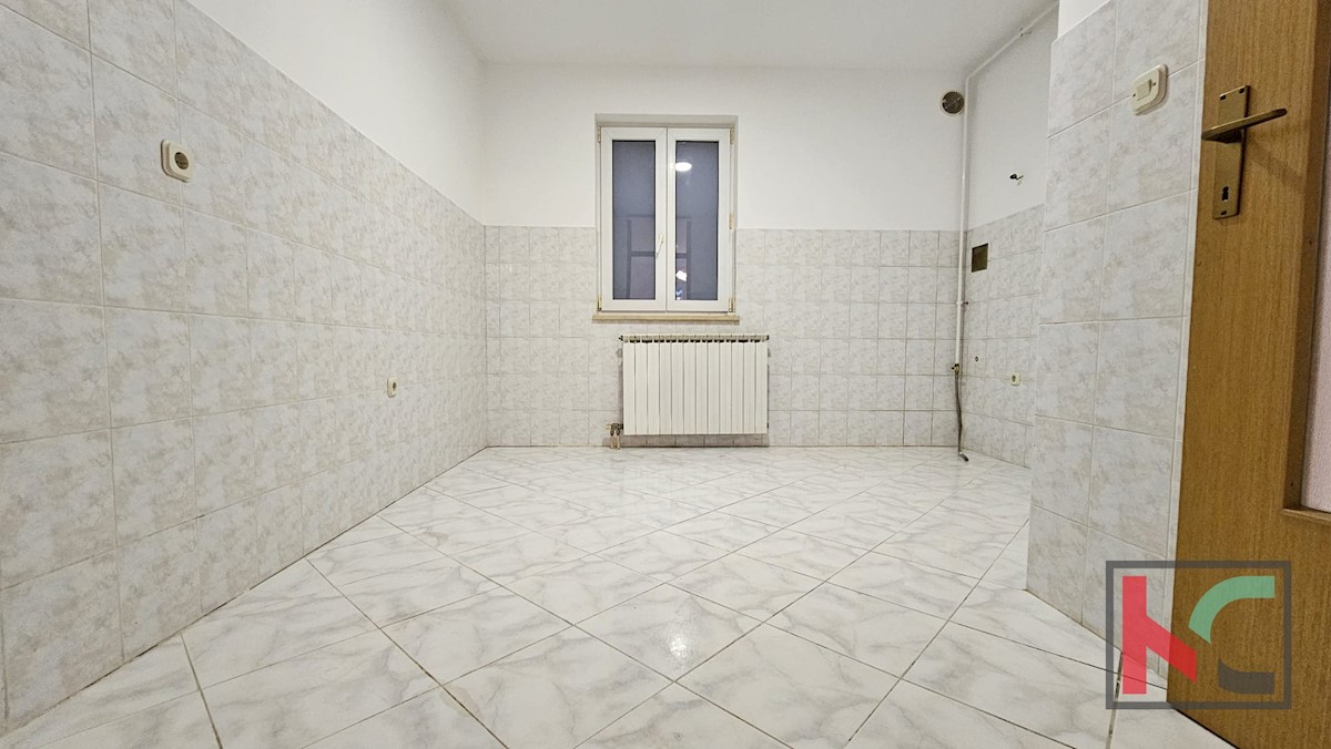 Istria, Pola, ampio centro, appartamento in ottima posizione, ascensore, 2 camere da letto, 2 bagni, balcone, #in vendita