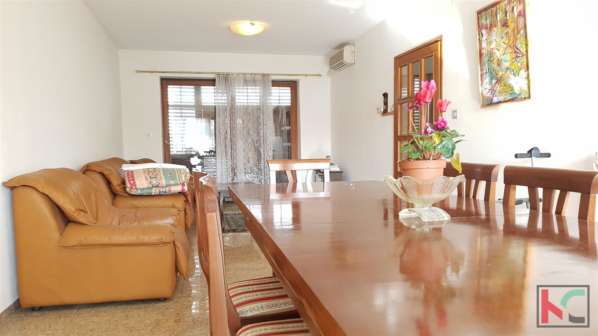 Pula, Veruda Porat è una proprietà interessante vicino al mare con tre unità abitative e una business unit