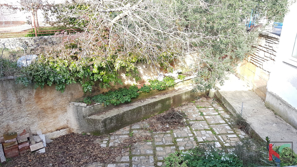 Pula, Veruda Porat è una proprietà interessante vicino al mare con tre unità abitative e una business unit