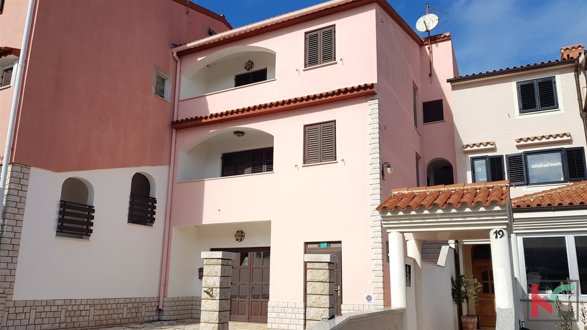 Pula, Veruda Porat è una proprietà interessante vicino al mare con tre unità abitative e una business unit