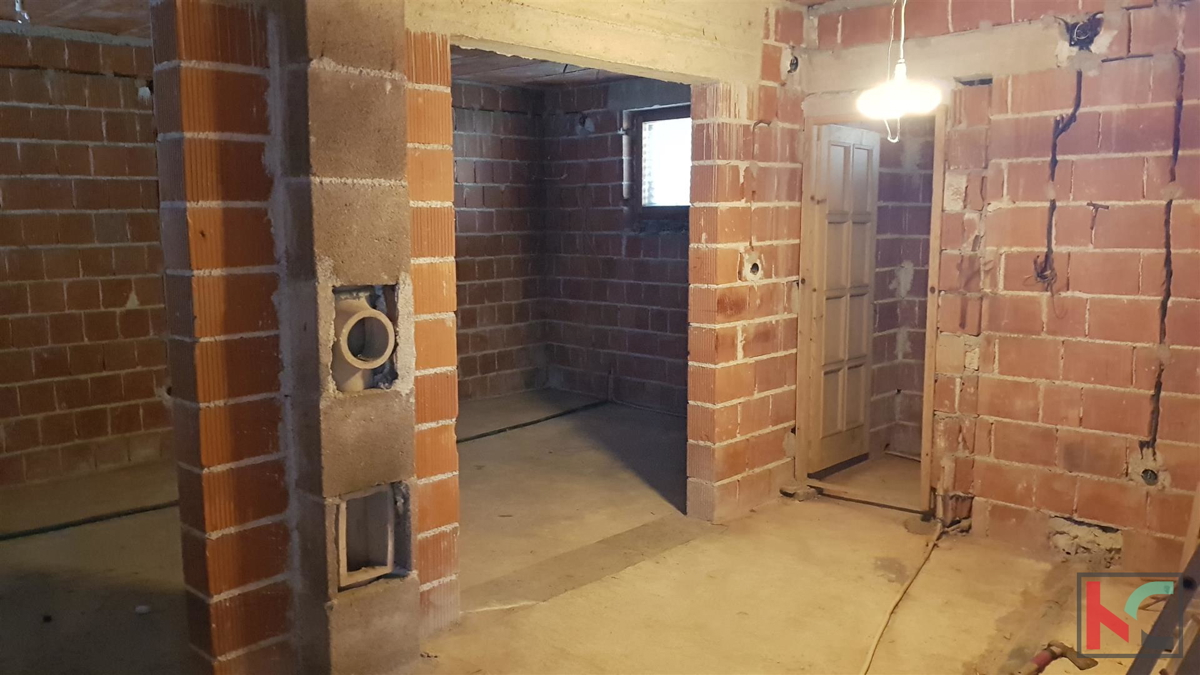 Pula, Veruda Porat è una proprietà interessante vicino al mare con tre unità abitative e una business unit