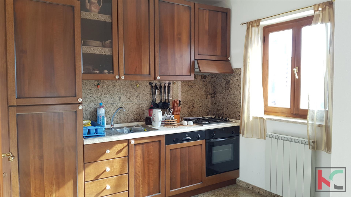 Pula, Veruda Porat è una proprietà interessante vicino al mare con tre unità abitative e una business unit