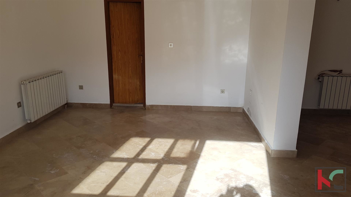 Pula, Veruda Porat è una proprietà interessante vicino al mare con tre unità abitative e una business unit