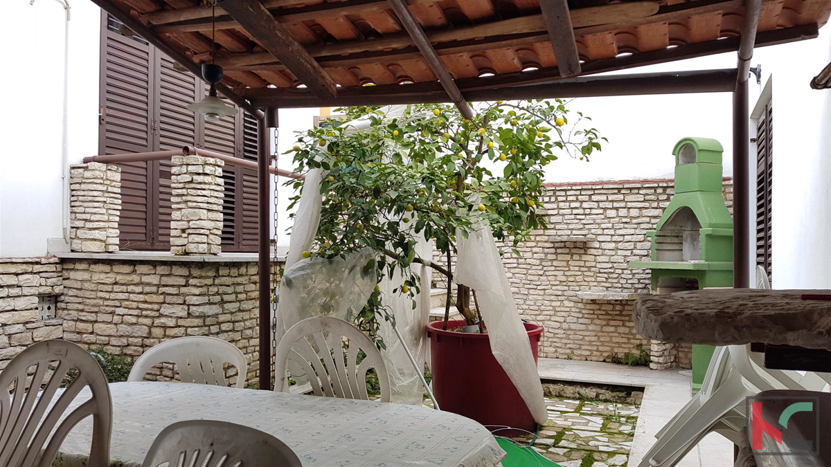 Pula, Veruda Porat è una proprietà interessante vicino al mare con tre unità abitative e una business unit