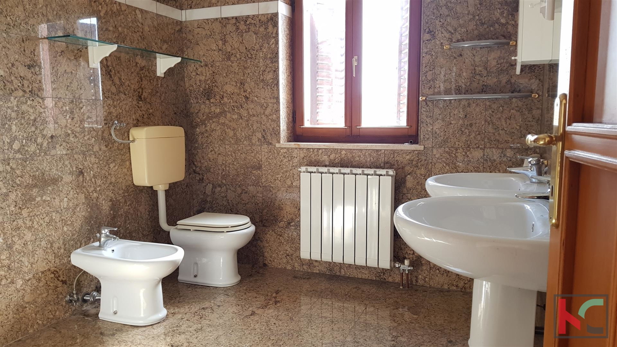 Pula, Veruda Porat è una proprietà interessante vicino al mare con tre unità abitative e una business unit