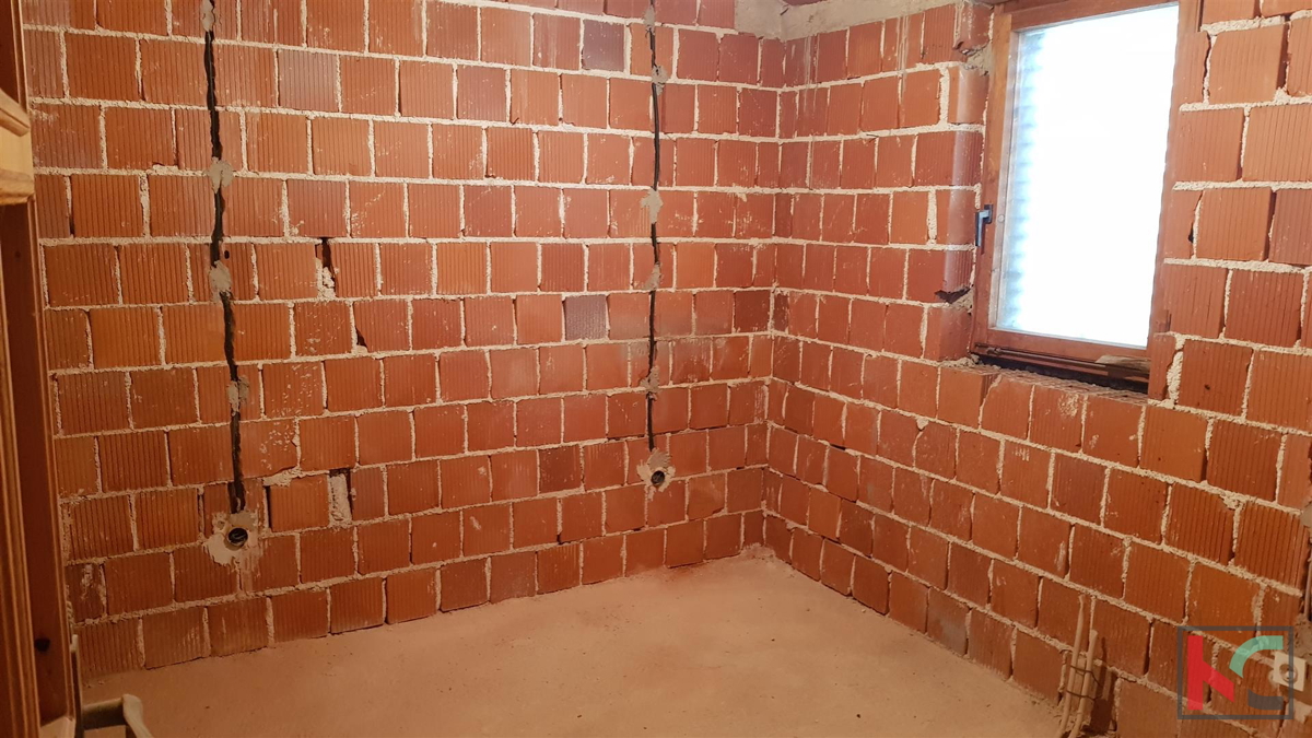 Pula, Veruda Porat è una proprietà interessante vicino al mare con tre unità abitative e una business unit