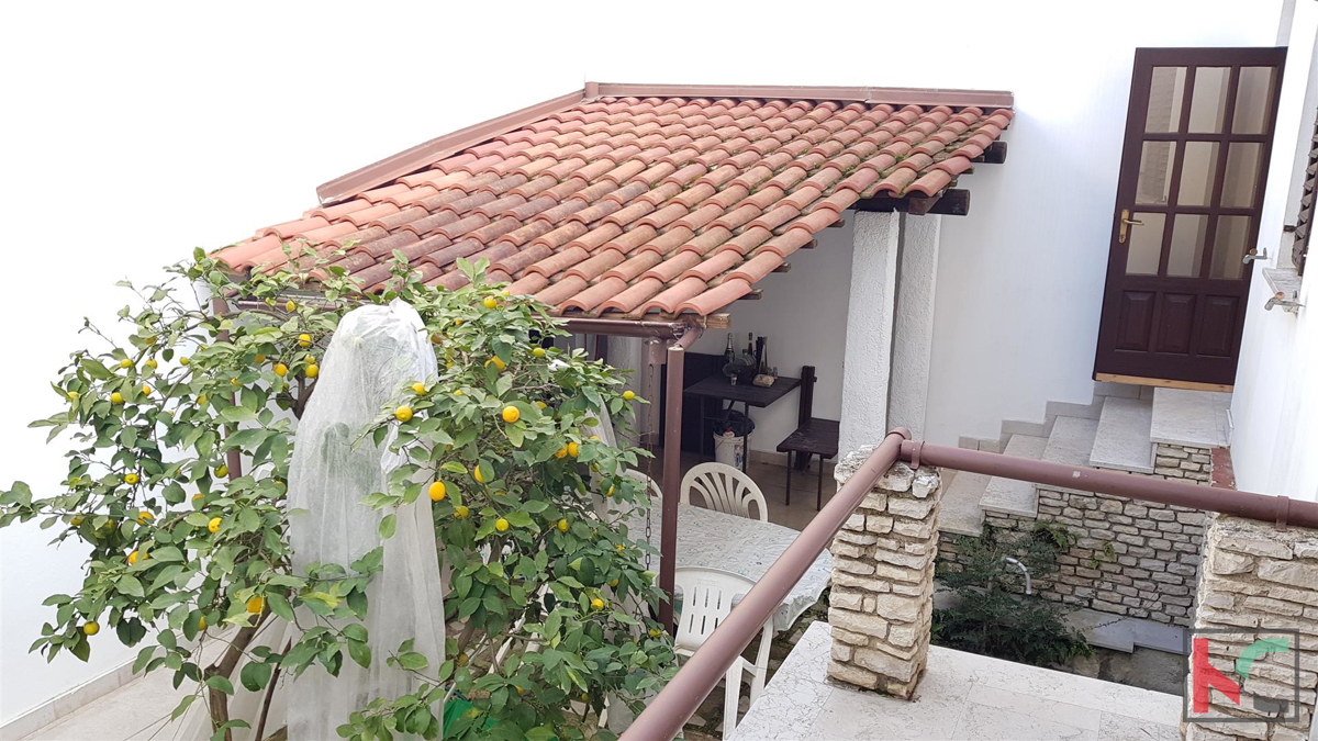 Pula, Veruda Porat è una proprietà interessante vicino al mare con tre unità abitative e una business unit