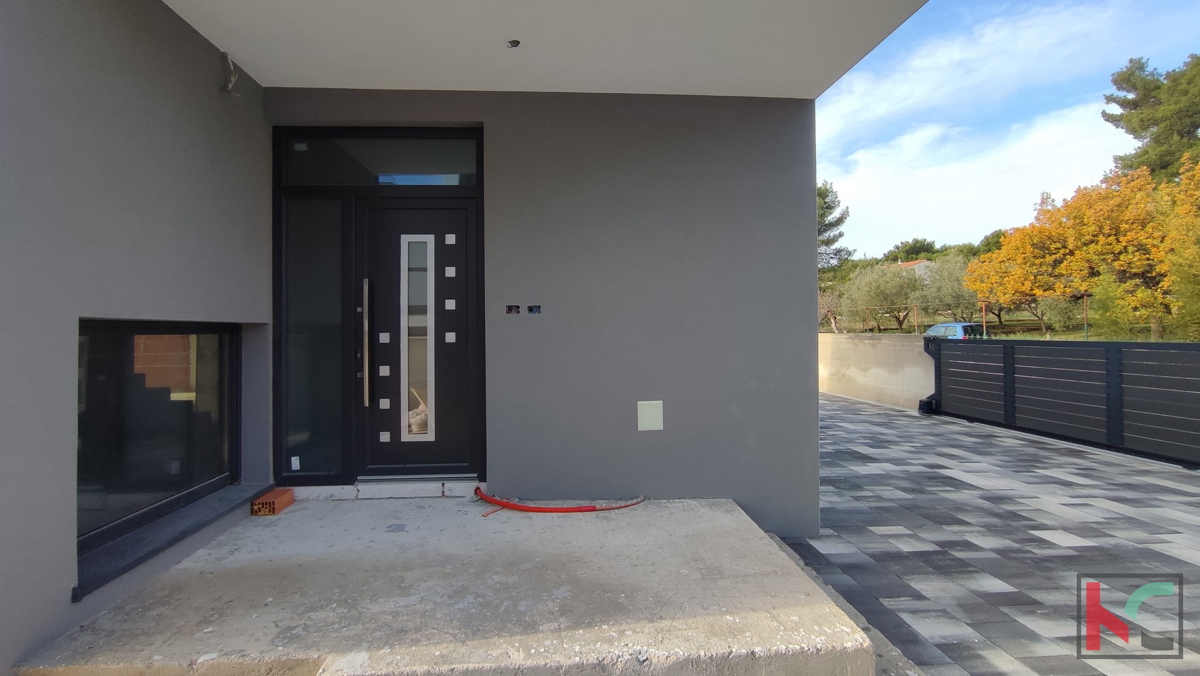Istria, Medulin, villa moderna con piscina in costruzione, vista sulla baia di Medulin
