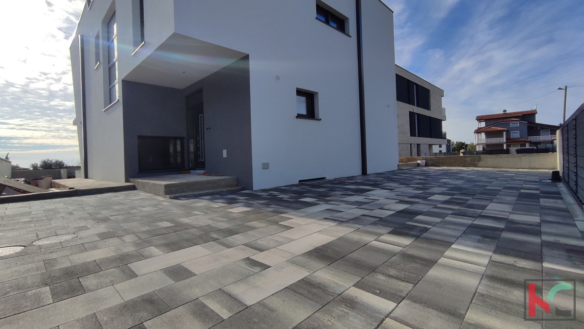 Istria, Medulin, villa moderna con piscina in costruzione, vista sulla baia di Medulin