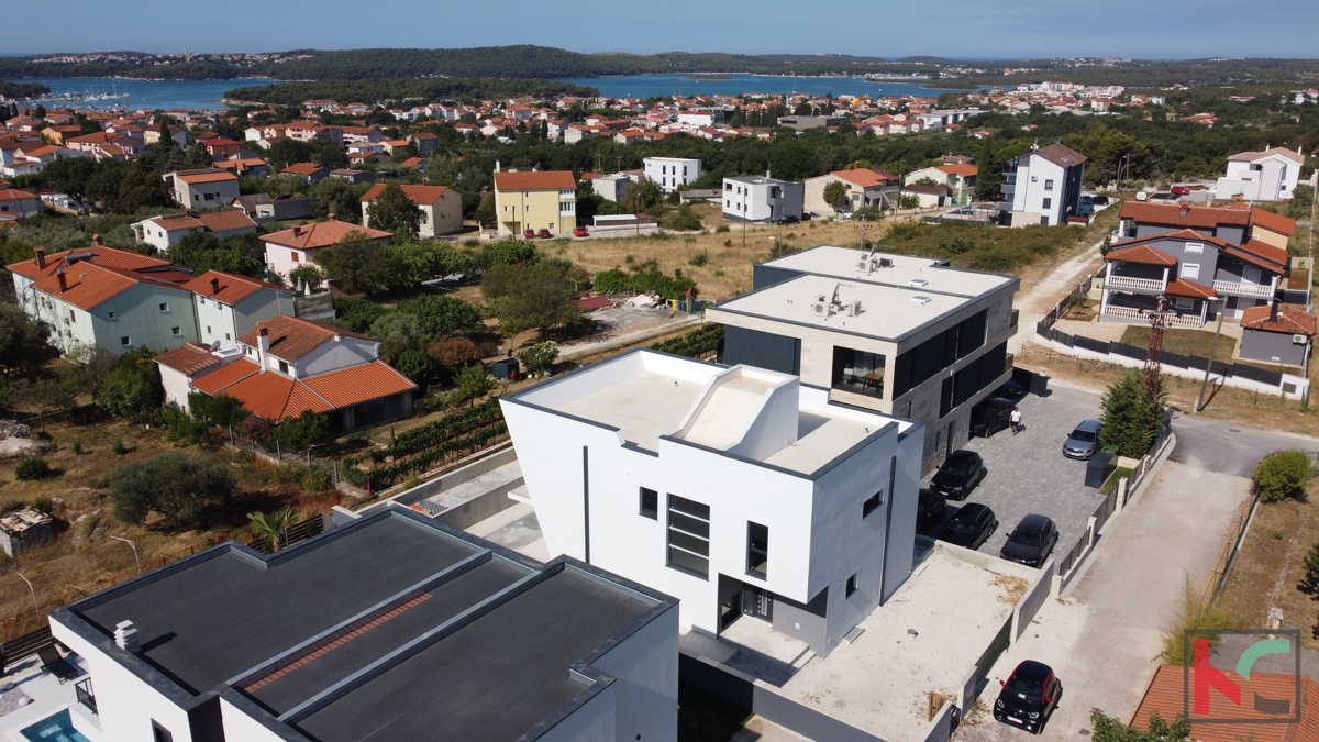 Istria, Medulin, villa moderna con piscina in costruzione, vista sulla baia di Medulin