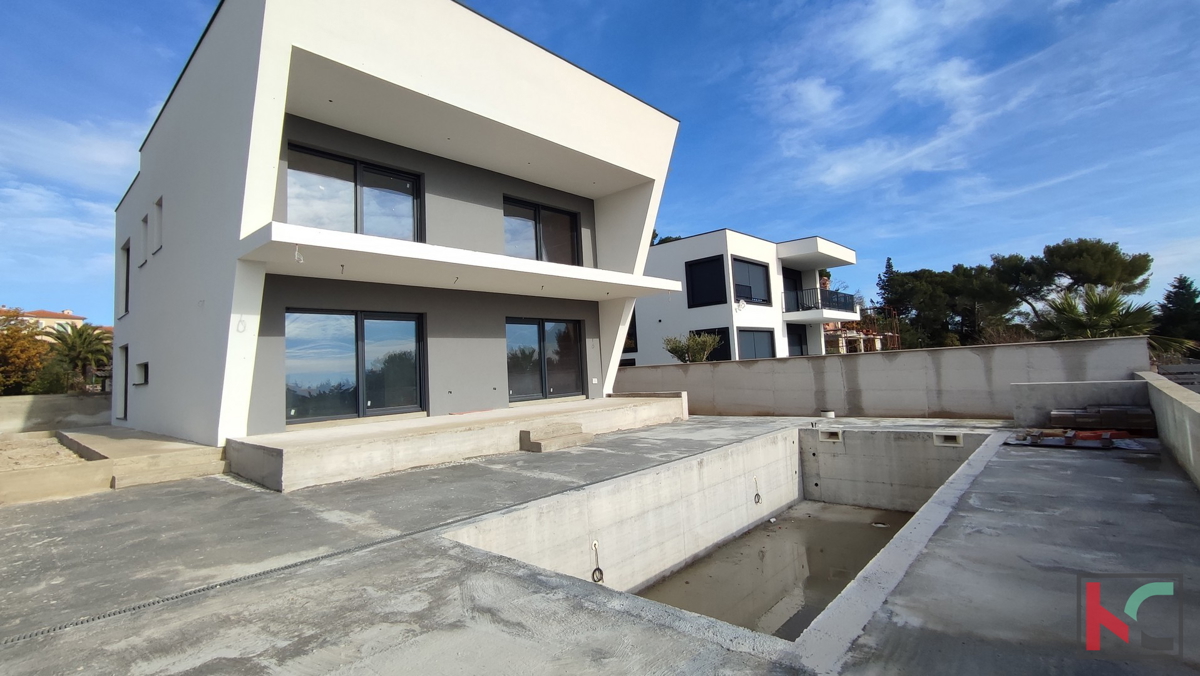 Istria, Medulin, villa moderna con piscina in costruzione, vista sulla baia di Medulin