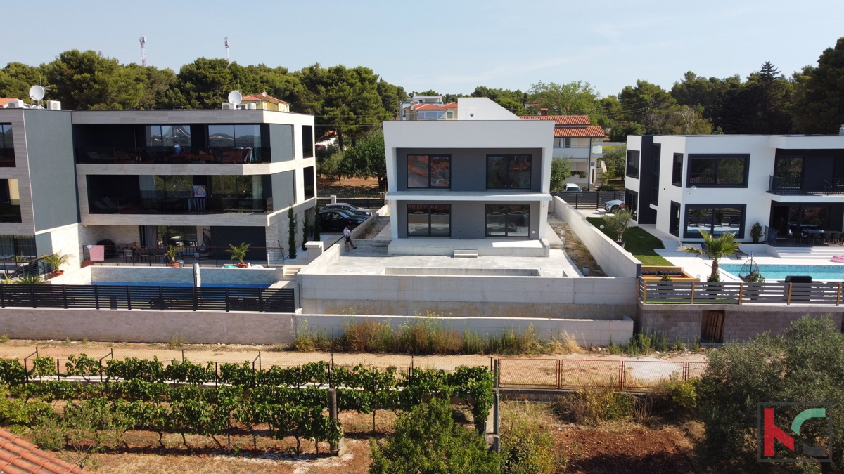 Istria, Medulin, villa moderna con piscina in costruzione, vista sulla baia di Medulin
