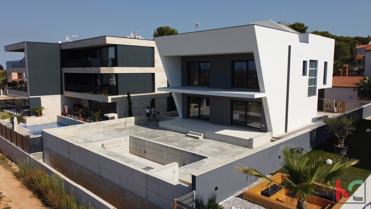 Istria, Medulin, villa moderna con piscina in costruzione, vista sulla baia di Medulin