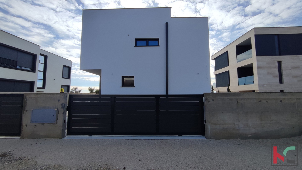 Istria, Medulin, villa moderna con piscina in costruzione, vista sulla baia di Medulin