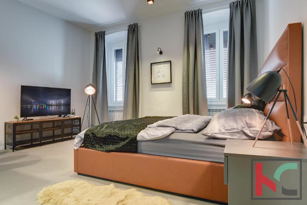 Istria, Pula, Riva, appartamento ristrutturato 129,37m2 con tre unità abitative