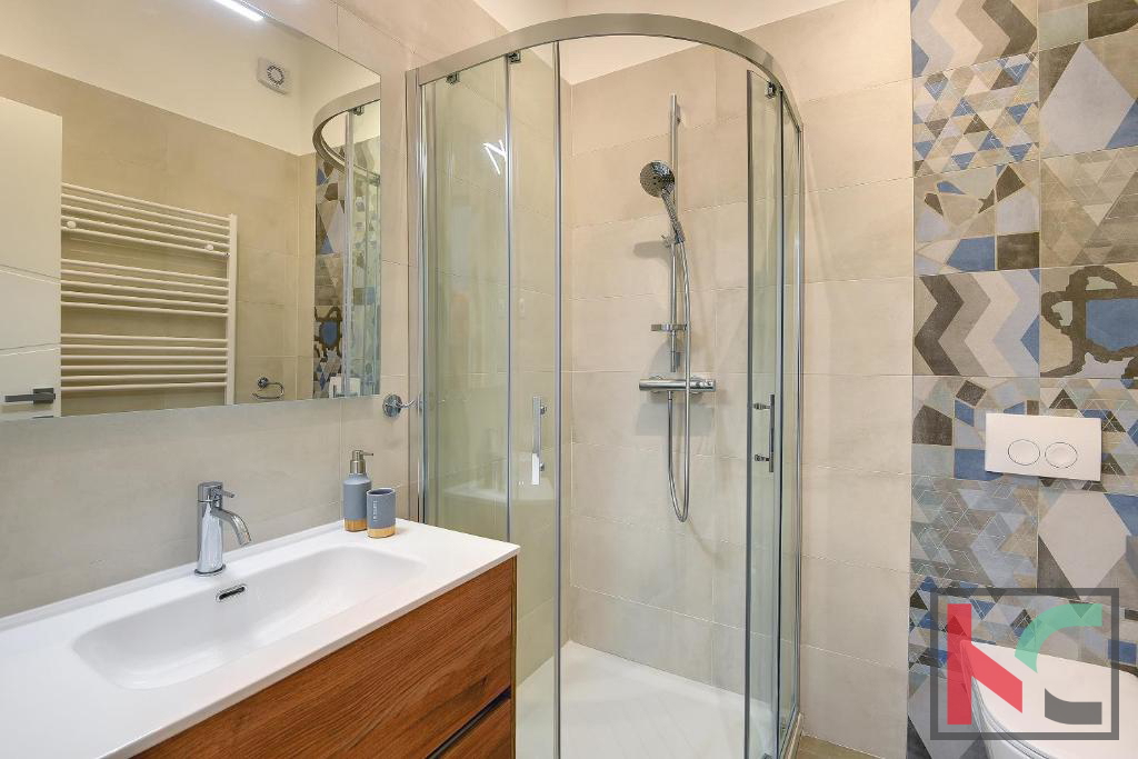 Istria, Pula, Riva, appartamento ristrutturato 129,37m2 con tre unità abitative