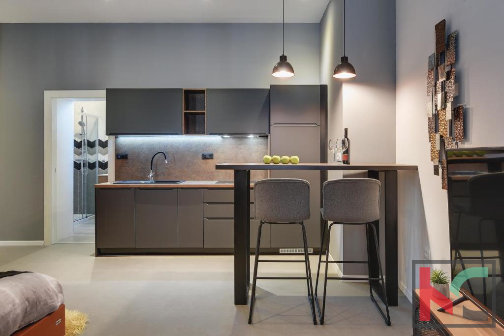 Istria, Pula, Riva, appartamento ristrutturato 129,37m2 con tre unità abitative