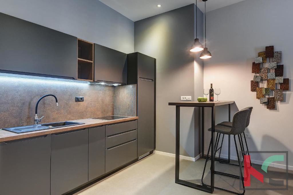 Istria, Pula, Riva, appartamento ristrutturato 129,37m2 con tre unità abitative