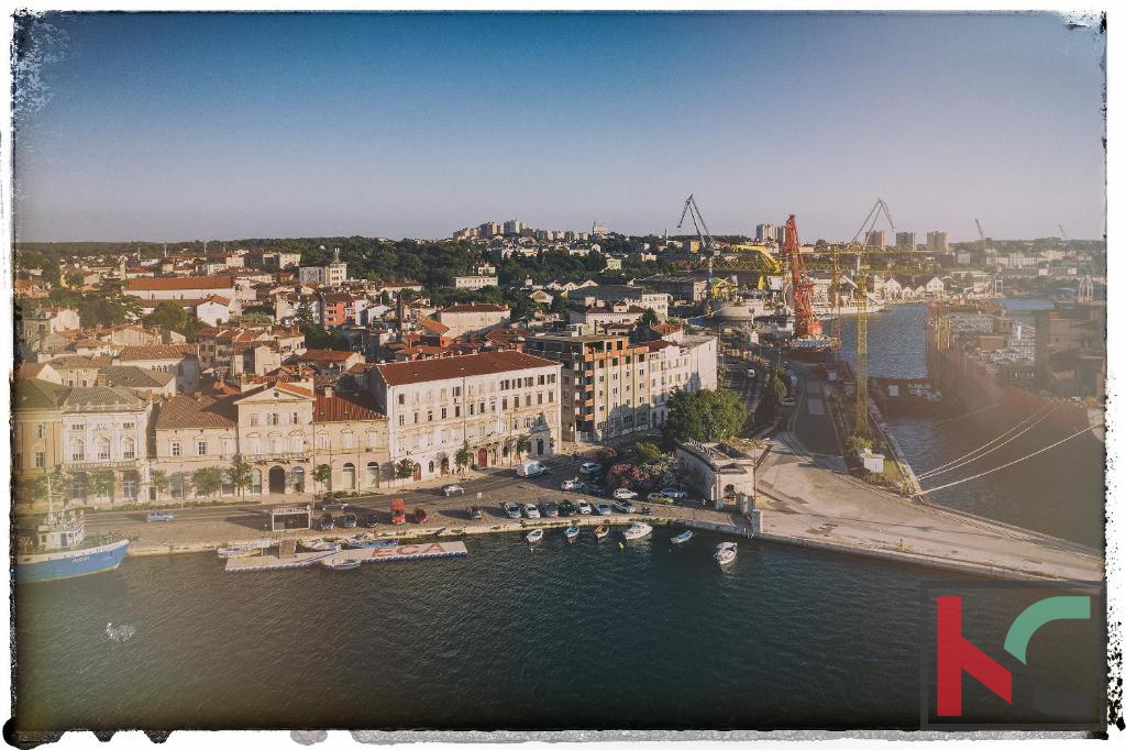 Istria, Pula, Riva, appartamento ristrutturato 129,37m2 con tre unità abitative