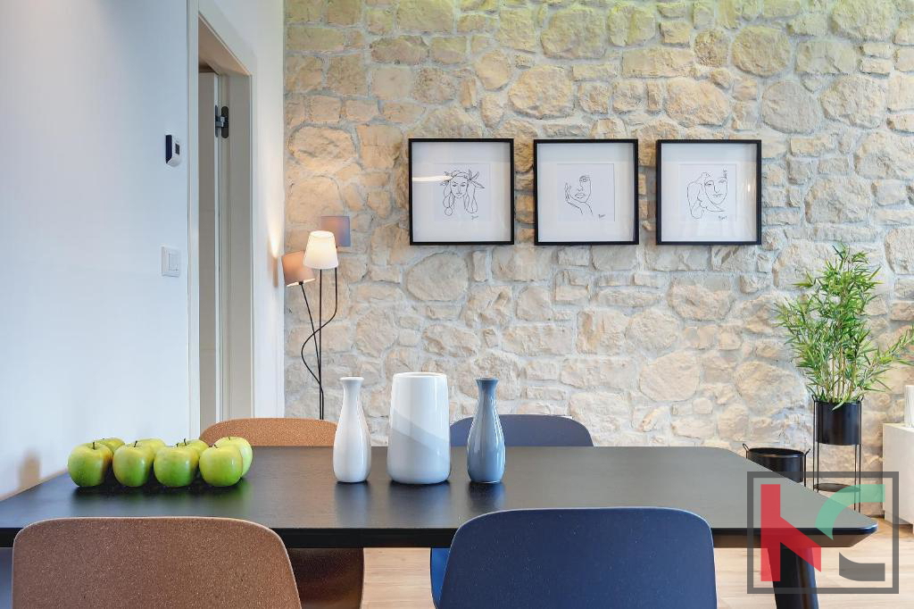 Istria, Pula, Riva, appartamento ristrutturato 129,37m2 con tre unità abitative