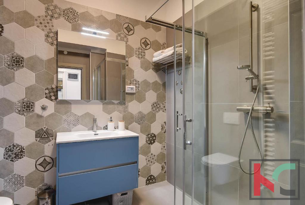 Istria, Pula, Riva, appartamento ristrutturato 129,37m2 con tre unità abitative