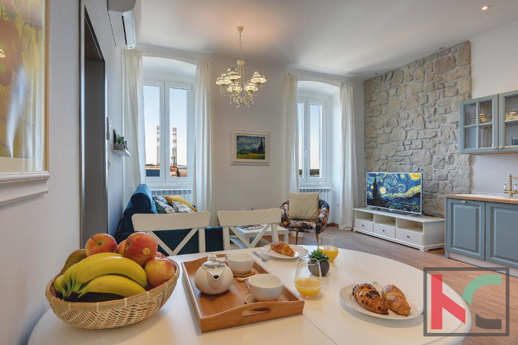 Istria, Pula, Riva, appartamento ristrutturato 129,37m2 con tre unità abitative