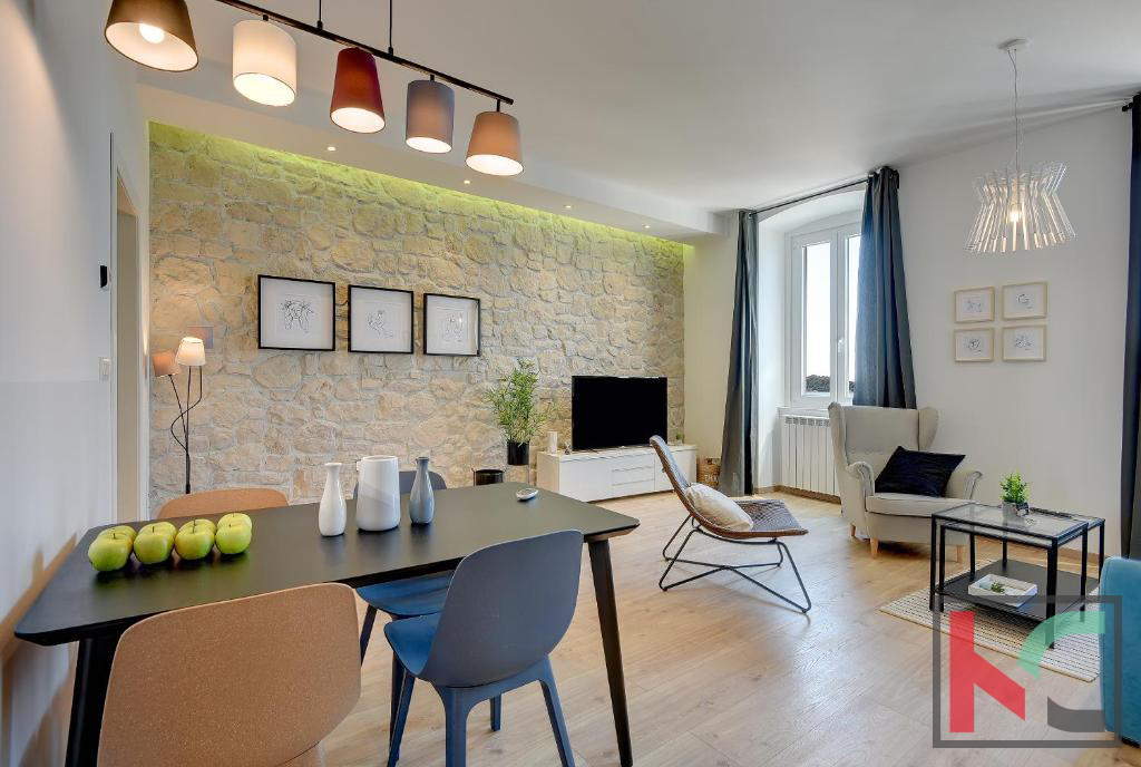 Istria, Pula, Riva, appartamento ristrutturato 129,37m2 con tre unità abitative