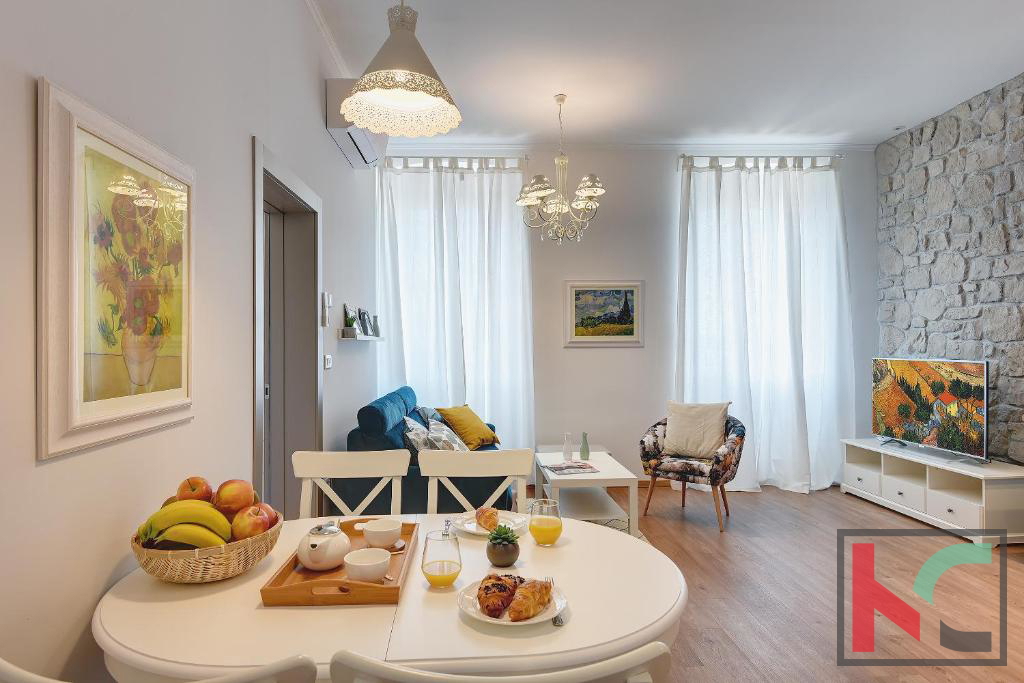 Istria, Pula, Riva, appartamento ristrutturato 129,37m2 con tre unità abitative