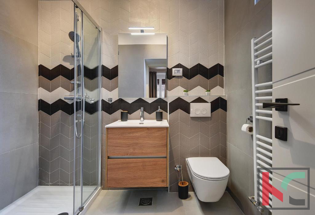 Istria, Pula, Riva, appartamento ristrutturato 129,37m2 con tre unità abitative