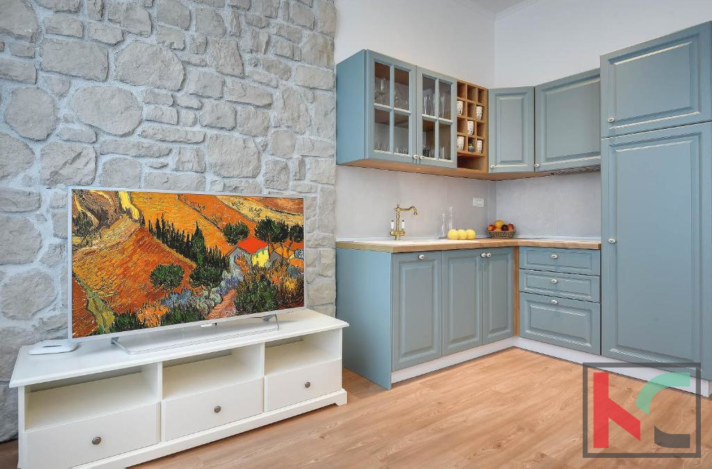 Istria, Pula, Riva, appartamento ristrutturato 129,37m2 con tre unità abitative