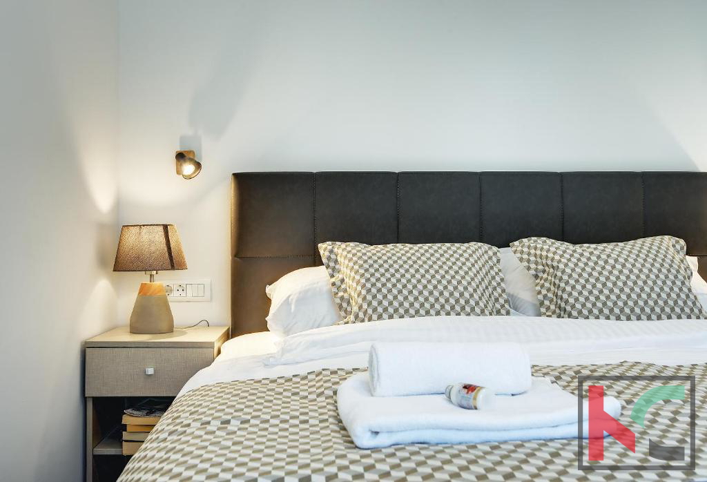 Istria, Pula, Riva, appartamento ristrutturato 129,37m2 con tre unità abitative