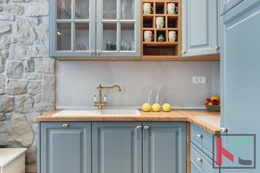 Istria, Pula, Riva, appartamento ristrutturato 129,37m2 con tre unità abitative