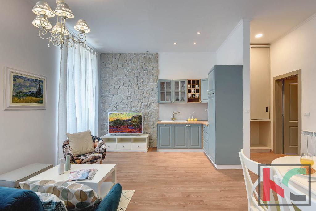 Istria, Pula, Riva, appartamento ristrutturato 129,37m2 con tre unità abitative